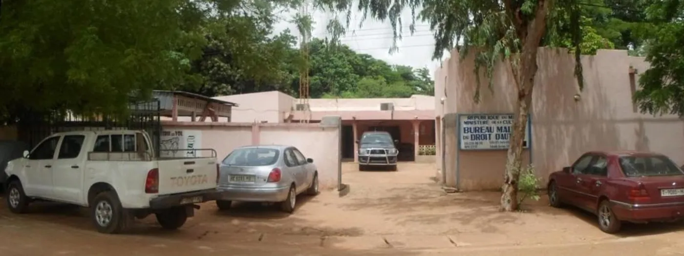 Entrée du siège du BUMDA, avec l’enseigne du Bureau Malien du Droit d’Auteur sur le mur d’enceinte.