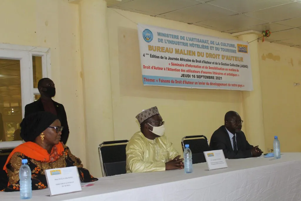 Les officiels assis à la table d’honneur, sous la banderole du Bureau Malien du Droit d’Auteur.
